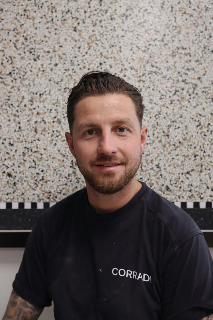 Guiliano is de zoon van Aldo en stort en smeert terrazzo
